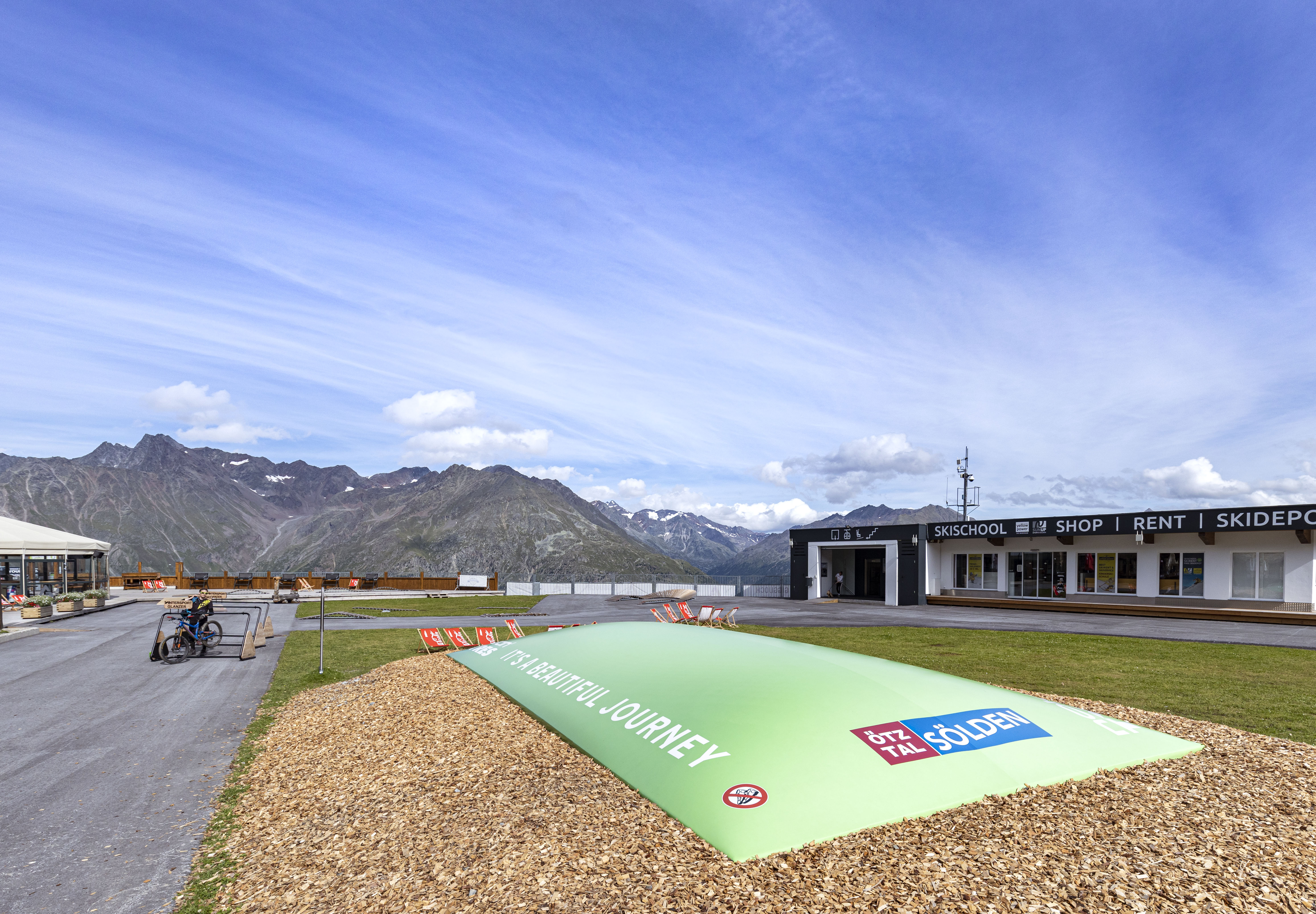 Encomende uma montanha aérea personalizada no tema Solden para crianças. Compre montanhas aéreas infláveis ​​agora online na JB Insuflaveis Portugal